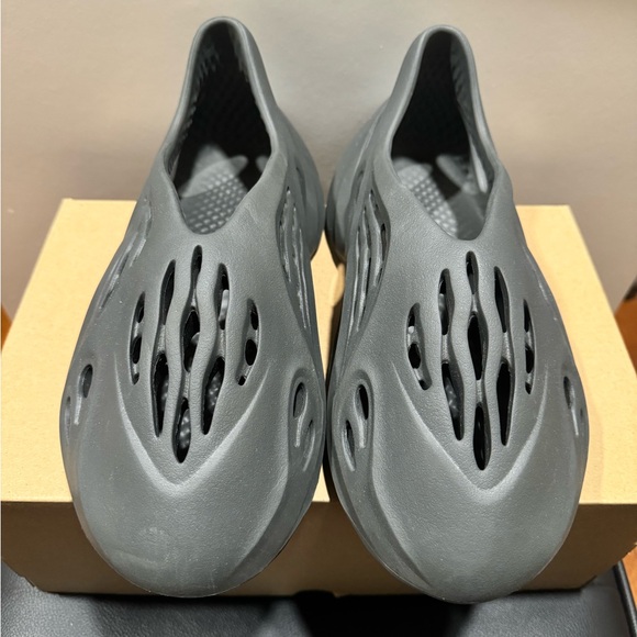 Yeezy Foam Runner “Carbon” - Picture 3 of 10